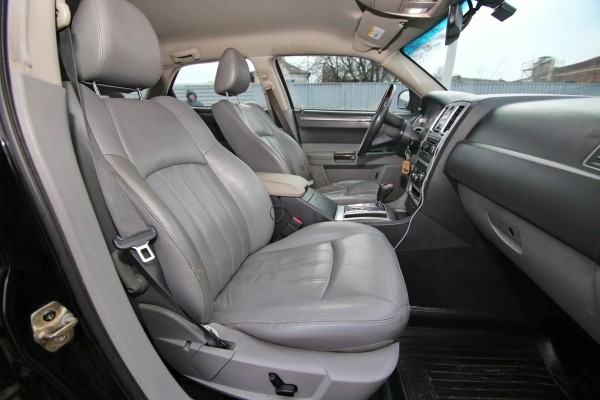 Белорус купил списанный милицией Chrysler 300С, а теперь его восстанавливает. Зачем?