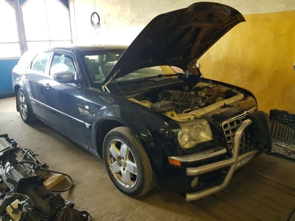 Белорус купил списанный милицией Chrysler 300С, а теперь его восстанавливает. Зачем?