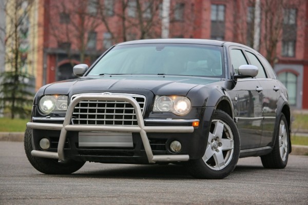 Белорус купил списанный милицией Chrysler 300С, а теперь его восстанавливает. Зачем?