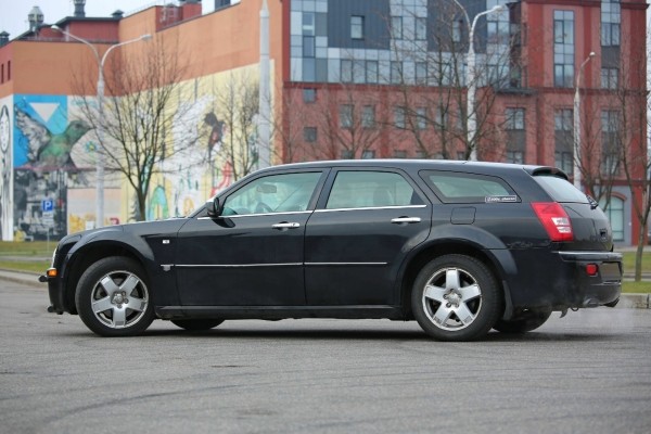 Белорус купил списанный милицией Chrysler 300С, а теперь его восстанавливает. Зачем?