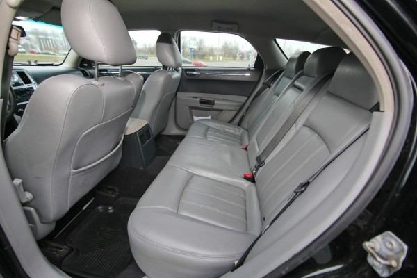 Белорус купил списанный милицией Chrysler 300С, а теперь его восстанавливает. Зачем?