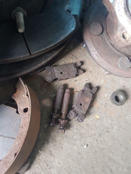 Белорус купил списанный милицией Chrysler 300С, а теперь его восстанавливает. Зачем?