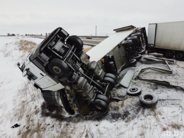 На трассе М1 произошло ДТП с участием грузовика-рефрижератора На трассе М1 произошло ДТП с участием грузовика-рефрижератора