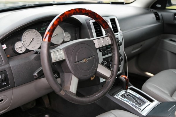 Белорус купил списанный милицией Chrysler 300С, а теперь его восстанавливает. Зачем?