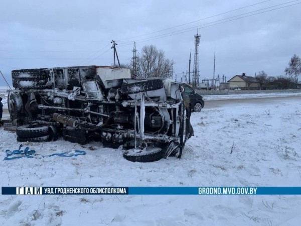 Около 100 литров алкоголя разлилось на дороге под Гродно Около 100 литров алкоголя разлилось на дороге под Гродно