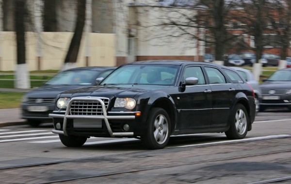 Белорус купил списанный милицией Chrysler 300С, а теперь его восстанавливает. Зачем?