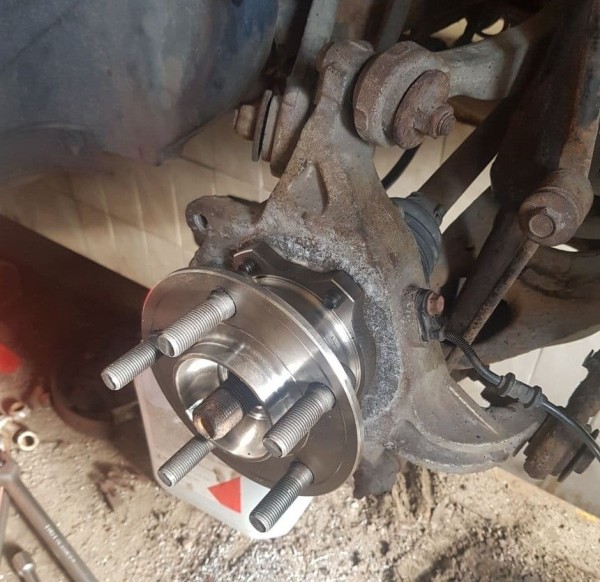 Белорус купил списанный милицией Chrysler 300С, а теперь его восстанавливает. Зачем?