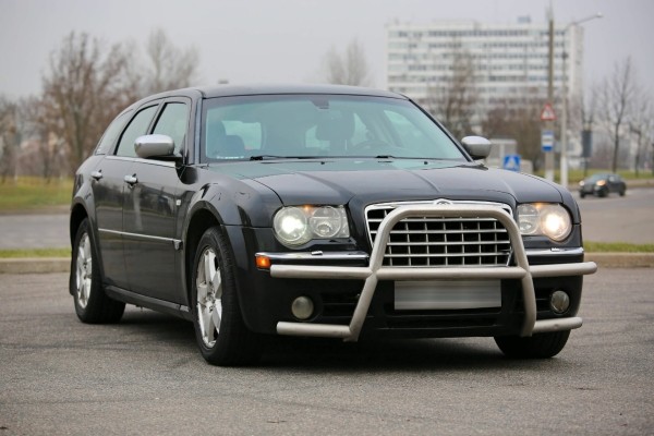 Белорус купил списанный милицией Chrysler 300С, а теперь его восстанавливает. Зачем?