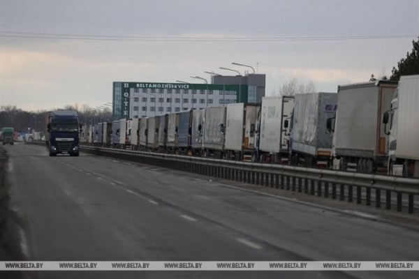 Более 600 грузовиков стоят в очереди на выезд перед пунктом пропуска «Козловичи» Более 600 грузовиков стоят в очереди на выезд перед пунктом пропуска «Козловичи»