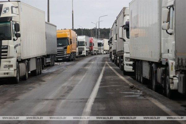 Более 600 грузовиков стоят в очереди на выезд перед пунктом пропуска «Козловичи» Более 600 грузовиков стоят в очереди на выезд перед пунктом пропуска «Козловичи»