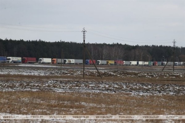 Более 600 грузовиков стоят в очереди на выезд перед пунктом пропуска «Козловичи» Более 600 грузовиков стоят в очереди на выезд перед пунктом пропуска «Козловичи»