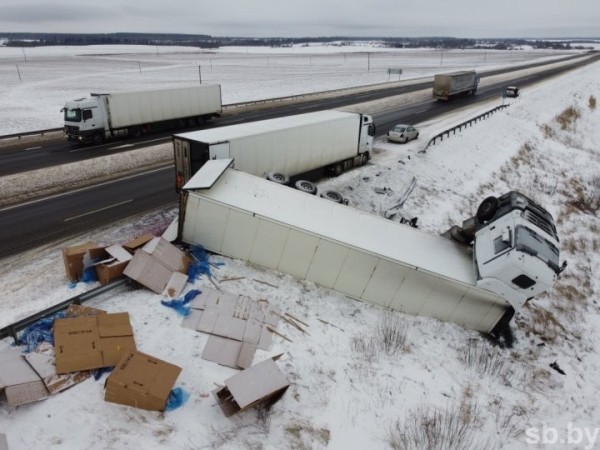 На трассе М1 произошло ДТП с участием грузовика-рефрижератора На трассе М1 произошло ДТП с участием грузовика-рефрижератора