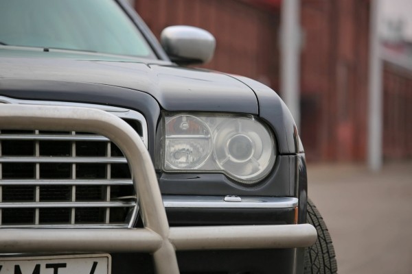 Белорус купил списанный милицией Chrysler 300С, а теперь его восстанавливает. Зачем?