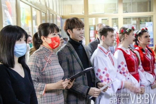 Живопись и каллиграфия. В Бресте открылась выставка, посвященная 30-летию дружбы между Беларусью и Китаем Живопись и каллиграфия. В Бресте открылась выставка, посвященная 30-летию дружбы между Беларусью и Китаем