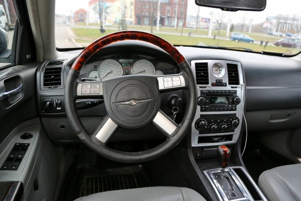 Белорус купил списанный милицией Chrysler 300С, а теперь его восстанавливает. Зачем?