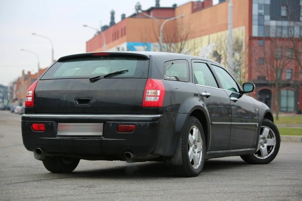 Белорус купил списанный милицией Chrysler 300С, а теперь его восстанавливает. Зачем?