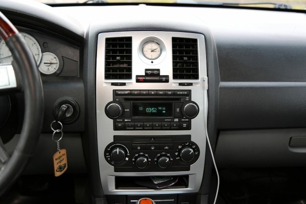 Белорус купил списанный милицией Chrysler 300С, а теперь его восстанавливает. Зачем?