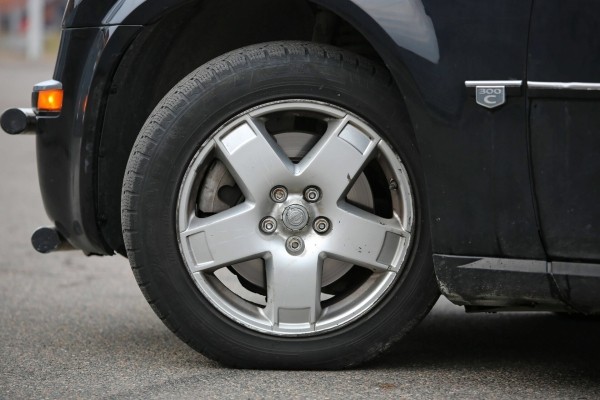 Белорус купил списанный милицией Chrysler 300С, а теперь его восстанавливает. Зачем?