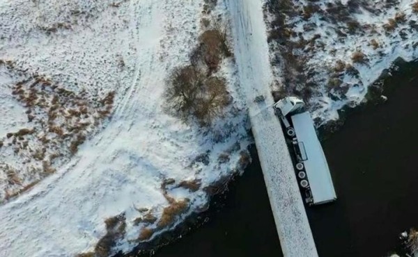 В Польше с моста упала фура. Так белорусский дальнобойщик объезжал очередь на границе В Польше с моста упала фура. Так белорусский дальнобойщик объезжал очередь на границе