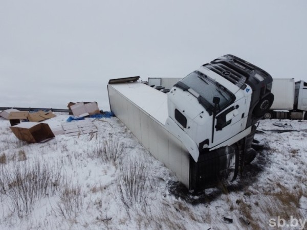 На трассе М1 произошло ДТП с участием грузовика-рефрижератора На трассе М1 произошло ДТП с участием грузовика-рефрижератора