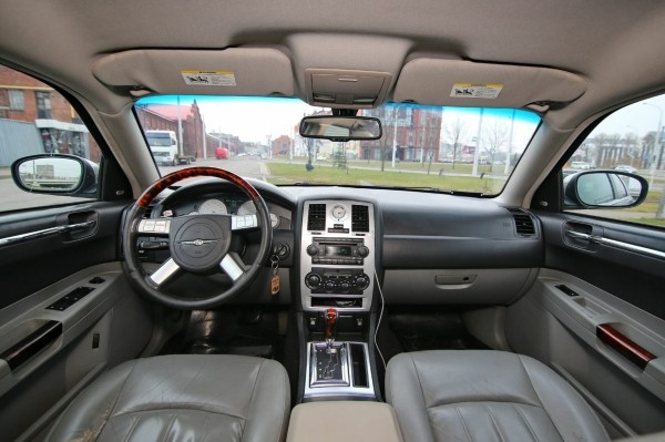 Белорус купил списанный милицией Chrysler 300С, а теперь его восстанавливает. Зачем?