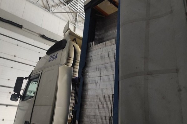 Пустая по документам фура оказалась не такой уж пустой – вот сколько сигарет нашли в полуприцепе