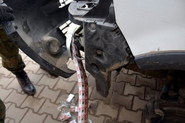 В Польше остановили Renault Master с белорусом и нашли тайники с сигаретами В Польше остановили Renault Master с белорусом и нашли тайники с сигаретами