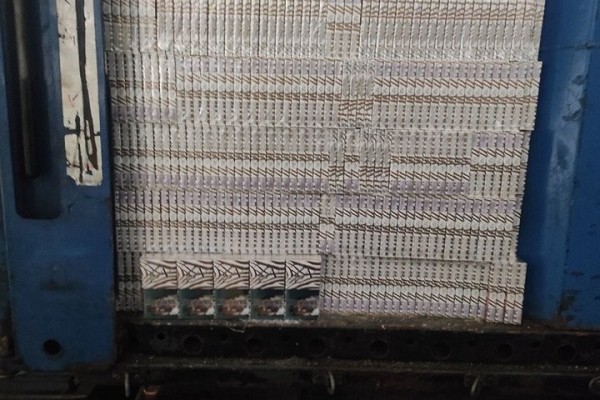 Пустая по документам фура оказалась не такой уж пустой – вот сколько сигарет нашли в полуприцепе