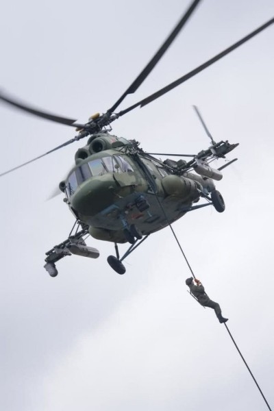 Под Брестом военные отработали элементы беспрашютного десантирования