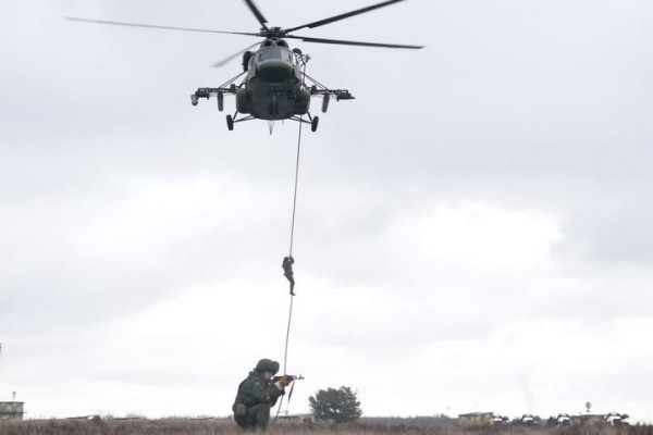 Под Брестом военные отработали элементы беспрашютного десантирования