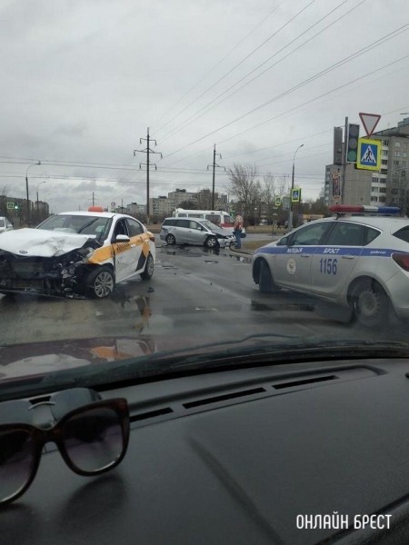 Читатель: Авария в Бресте с участием такси
Читатель: Авария в Бресте с участием такси