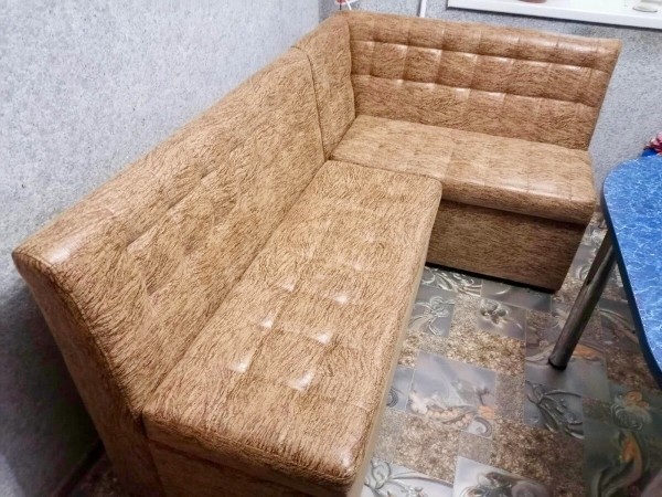 Эти волшебники превращают старые диваны в новые! Фото работ мастерской по реставрации мебели Эти волшебники превращают старые диваны в новые! Фото работ мастерской по реставрации мебели