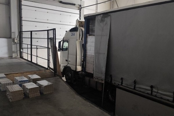 Пустая по документам фура оказалась не такой уж пустой – вот сколько сигарет нашли в полуприцепе