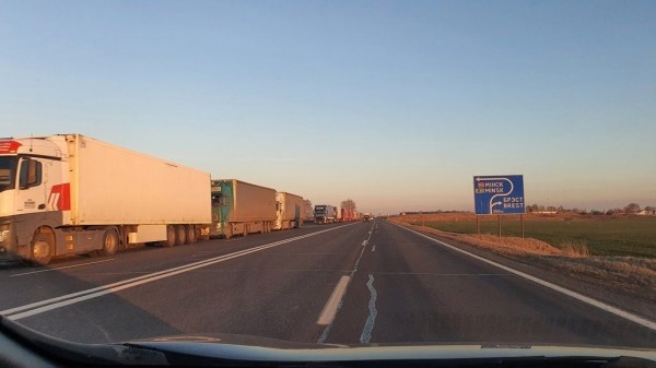 Огромная очередь из грузовиков на переход Козловичи
Огромная очередь из грузовиков на переход Козловичи