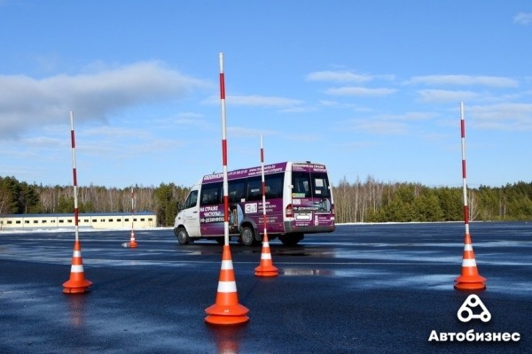 «Они же профессионалы с опытом, поэтому настроены критично». Как маршрутчиков учат безопасной езде