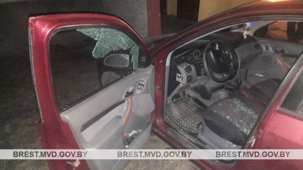 Камнем разбивал стекла. Пьяный житель Бреста повредил припаркованный автомобиль