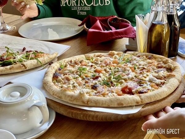 Весенний праздник 8 марта со вкусом итальянских блюд из помпейской печи. Пиццерия «Mozzarella» приглашает брестчан отпраздновать вместе