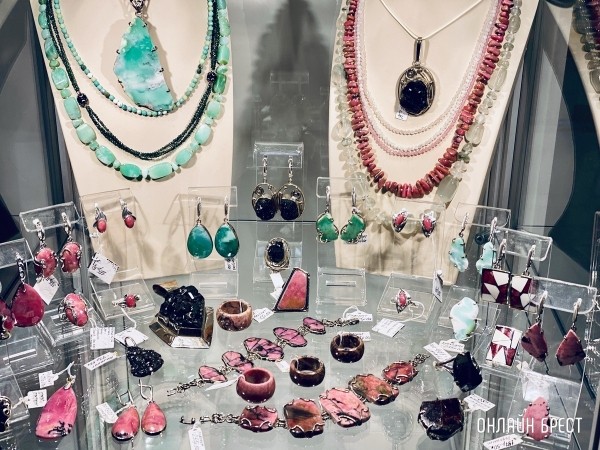 Экспозиция, которая вас удивит! Большой фоторепортаж с выставки «В мире самоцветов» в Бресте, посвященной эксклюзивным украшениям