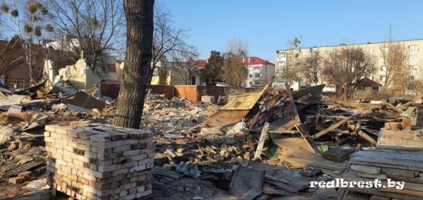 На улице Карбышева в Бресте снесли старый дом и планируют построить пятиэтажку с высоким уровнем комфорта На улице Карбышева в Бресте снесли старый дом и планируют построить пятиэтажку с высоким уровнем комфорта