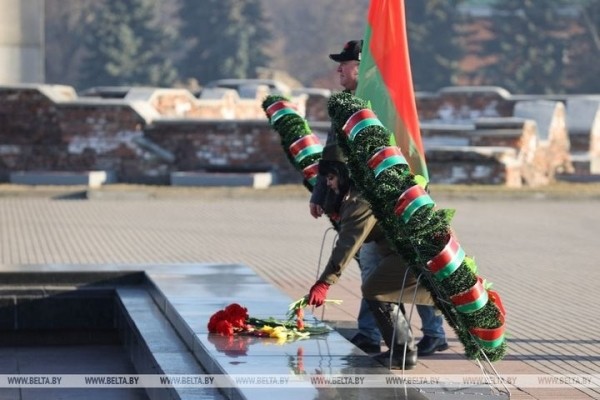 Участники автопробега ко дню Хатынской трагедии стартовали от Брестской крепости Участники автопробега ко дню Хатынской трагедии стартовали от Брестской крепости
