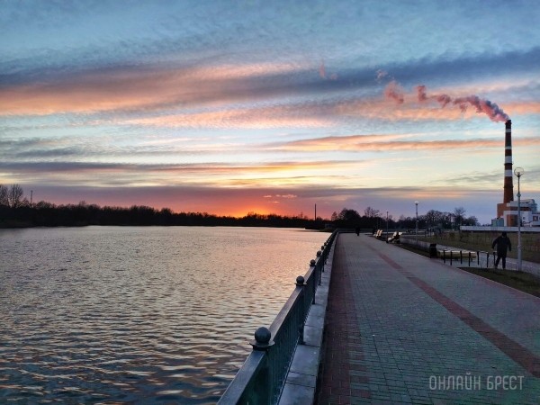 
                Читатель: Красивое окончание праздничного дня, 8 марта. Брест, Набережная
            