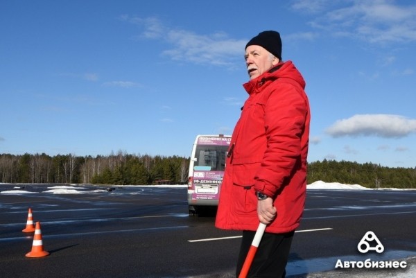 «Они же профессионалы с опытом, поэтому настроены критично». Как маршрутчиков учат безопасной езде