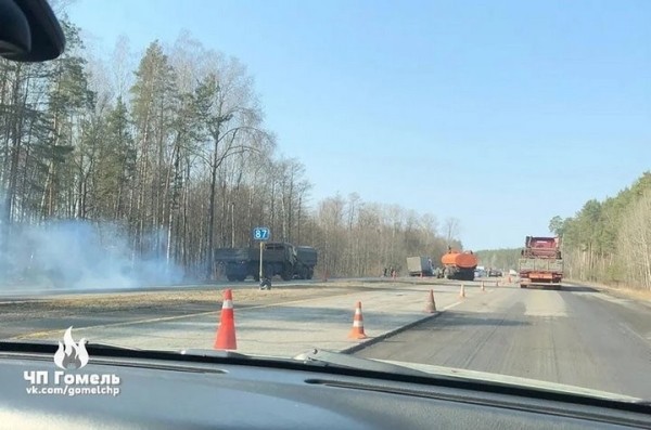 Водитель грузовика показал, как врезался в МАЗ дорожников на трассе. Видео Водитель грузовика показал, как врезался в МАЗ дорожников на трассе. Видео