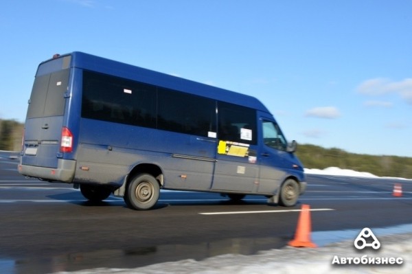 «Они же профессионалы с опытом, поэтому настроены критично». Как маршрутчиков учат безопасной езде