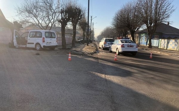 В Барановичах автомобиль отбросило на край дороги, где шла женщина. Она с тяжелыми травмами в больнице