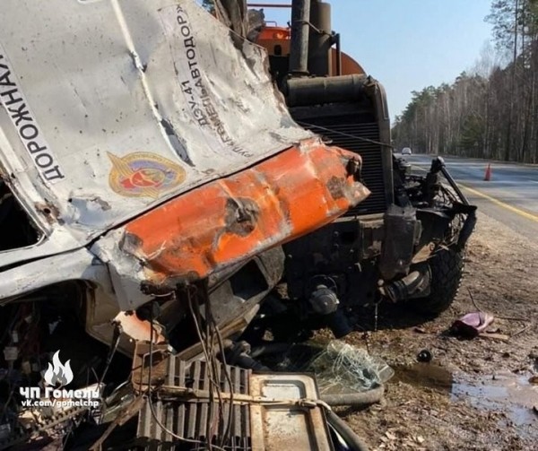 Водитель грузовика показал, как врезался в МАЗ дорожников на трассе. Видео Водитель грузовика показал, как врезался в МАЗ дорожников на трассе. Видео