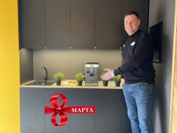 Мужской коллектив магазина «Вся электрика» приготовил оригинальное поздравление для своих прекрасных коллег