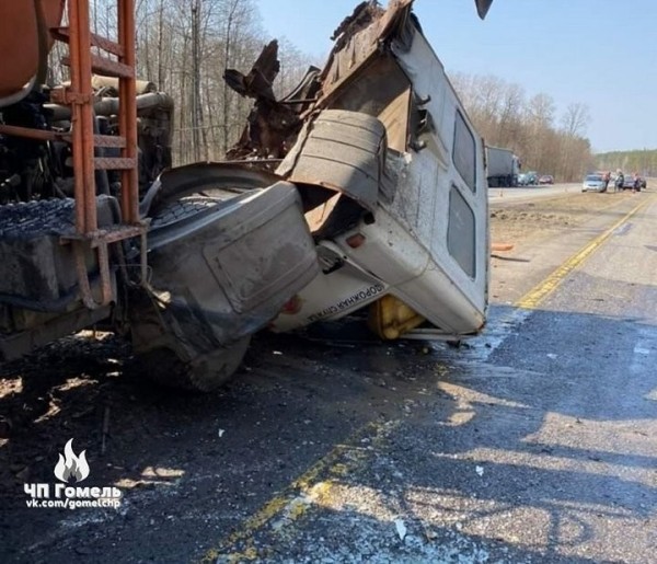 Водитель грузовика показал, как врезался в МАЗ дорожников на трассе. Видео Водитель грузовика показал, как врезался в МАЗ дорожников на трассе. Видео