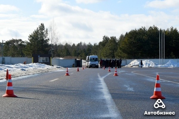 «Они же профессионалы с опытом, поэтому настроены критично». Как маршрутчиков учат безопасной езде