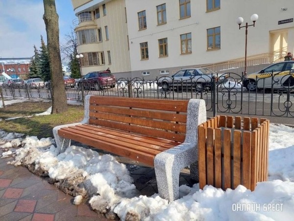 Новые скамейки появились на улице Гоголя в Бресте Новые скамейки появились на улице Гоголя в Бресте